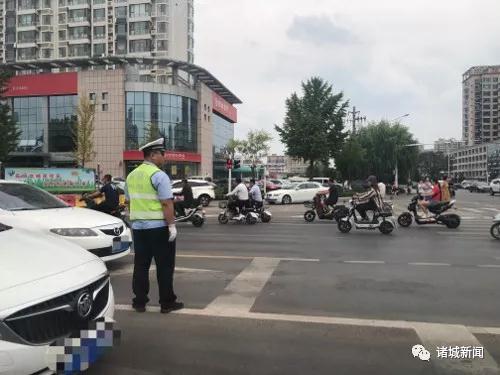 |诸城街头惊现“人体红绿灯”！