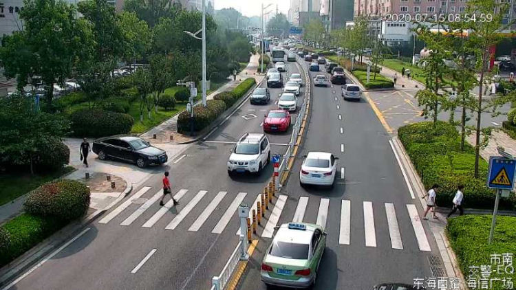 斑马线|不礼让斑马线？这位司机你被市南交警拍到了