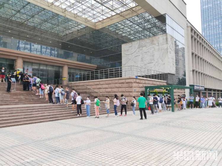 自习室|青岛市图书馆昨起全面开放 每天600多位读者借还图书 自习室天天“满座”