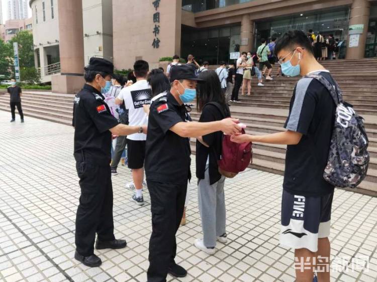 自习室|青岛市图书馆昨起全面开放 每天600多位读者借还图书 自习室天天“满座”