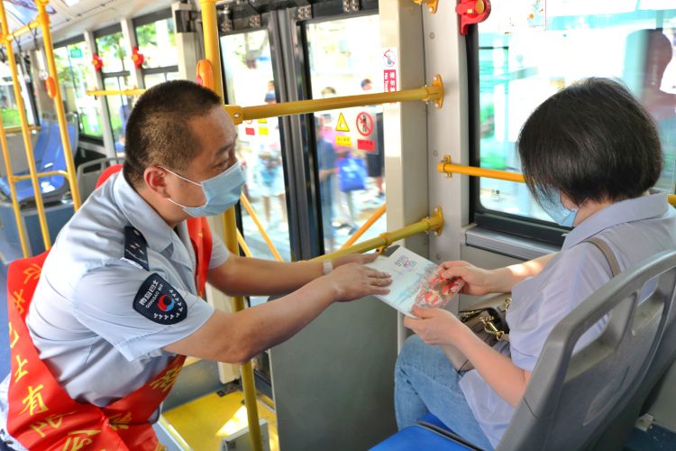 百张|25路公交全线发放《青岛市民时尚手册》 内附上百张消费优惠券