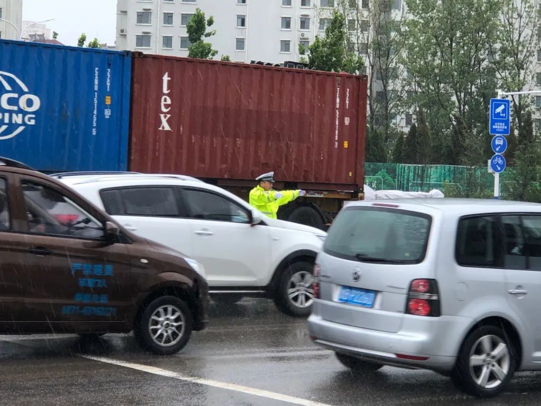 黄岛|黄岛交警强化雨天应急管理 确保道路安全畅通