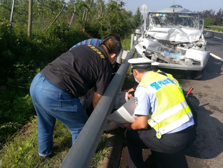 副驾驶员|两货车追尾后副驾驶员被甩深沟内 高速交警开启绿色救援通道