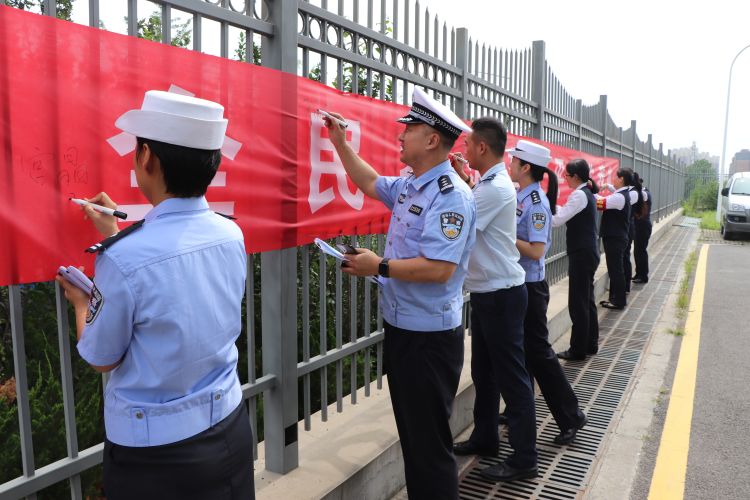 城阳|青岛城阳公安交警与轨道巴士公司举行创建“零酒驾”单位启动仪式