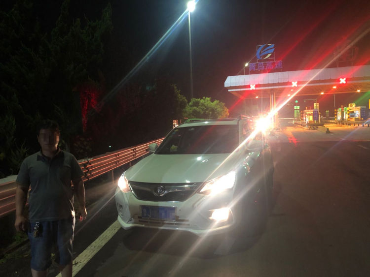 假证|男子持假证接女儿 途中还接了单“顺风车”被交警查获