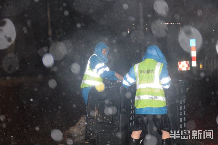 防汛|暴雨中的青岛：防汛人员坚守一线 冒雨工作