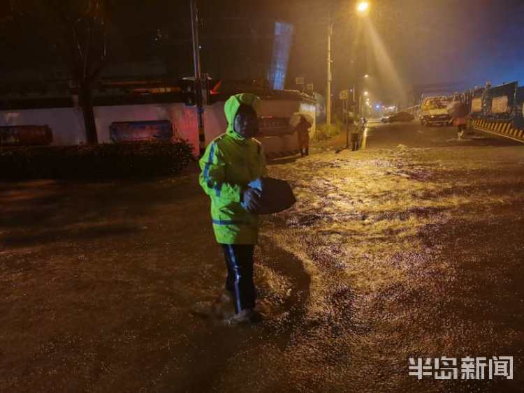 清堵|推车、清堵、警示！狂风暴雨中青岛交警一级勤务上路