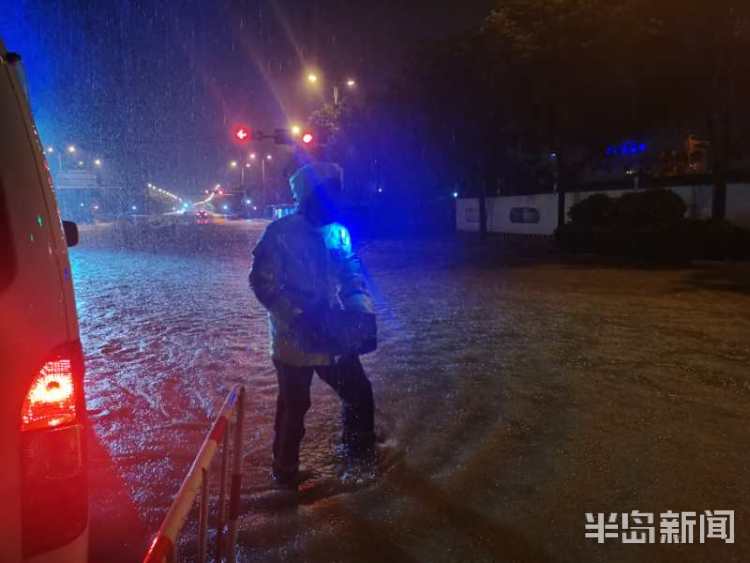 清堵|推车、清堵、警示！狂风暴雨中青岛交警一级勤务上路