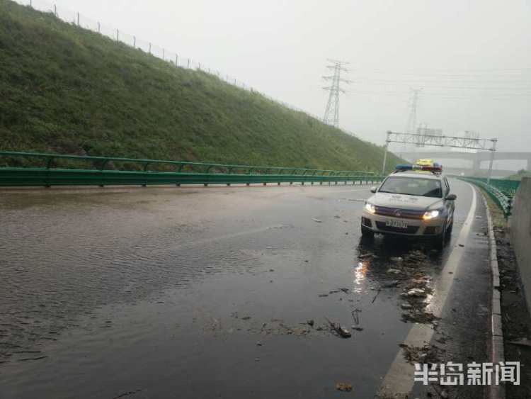 清堵|推车、清堵、警示！狂风暴雨中青岛交警一级勤务上路