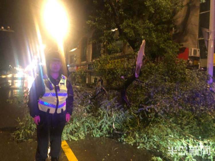 清堵|推车、清堵、警示！狂风暴雨中青岛交警一级勤务上路