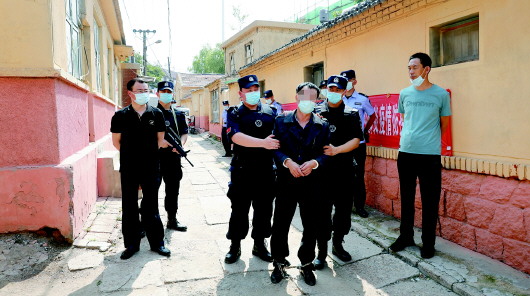 |40多刀捅死失足女 青岛警方22年不懈追缉逃犯终落网