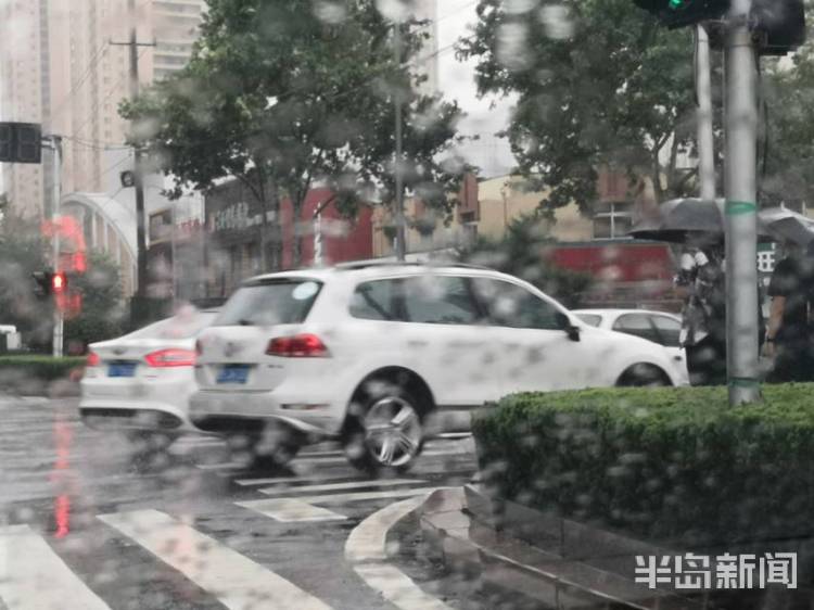慢行|早高峰遇上大雨 提醒青岛广大司机朋友们谨慎慢行