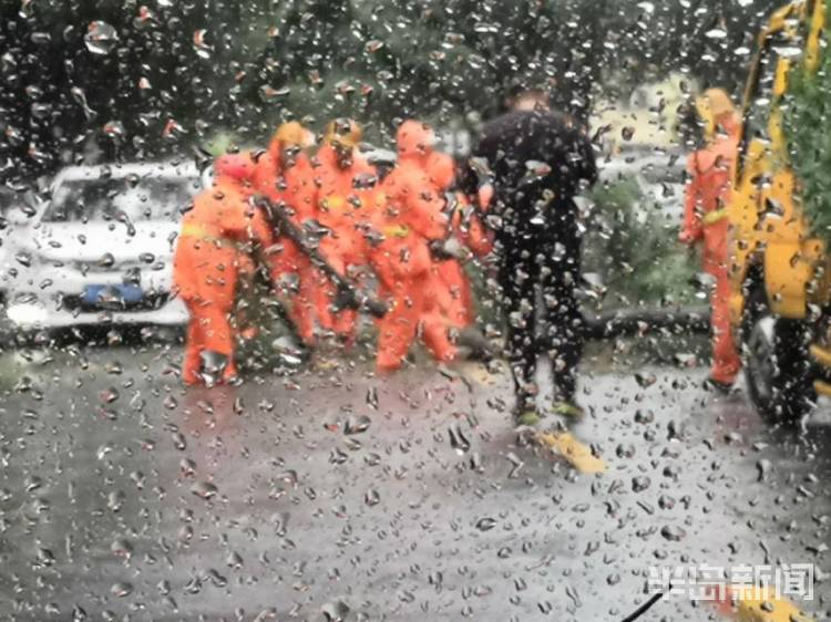 慢行|早高峰遇上大雨 提醒青岛广大司机朋友们谨慎慢行