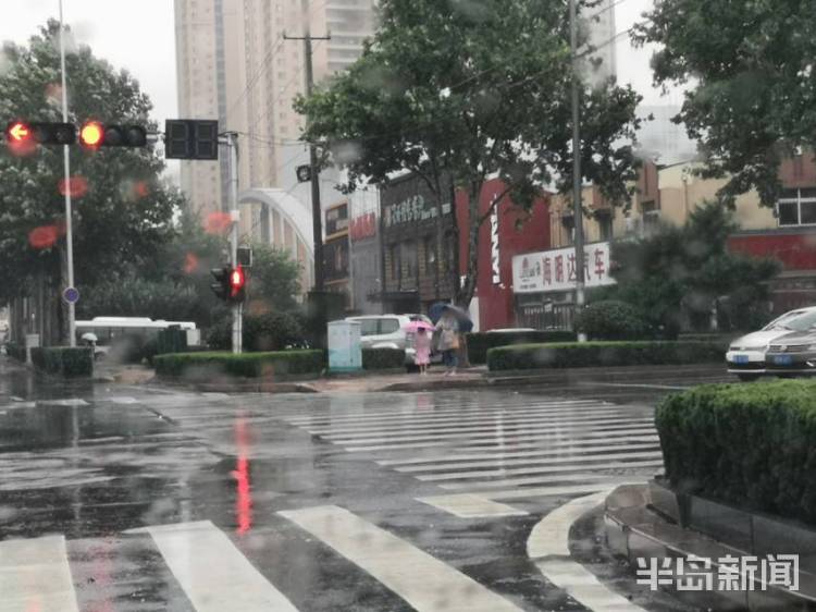 慢行|早高峰遇上大雨 提醒青岛广大司机朋友们谨慎慢行