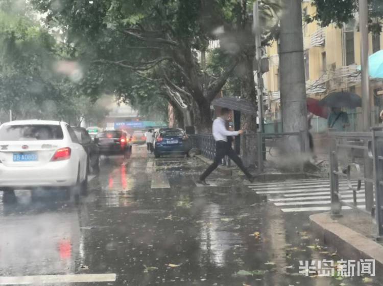 慢行|早高峰遇上大雨 提醒青岛广大司机朋友们谨慎慢行