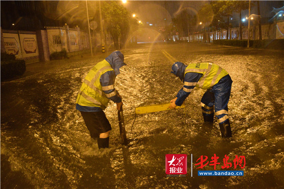 |风雨交加 青岛400余名防汛人员24小时值守抢险