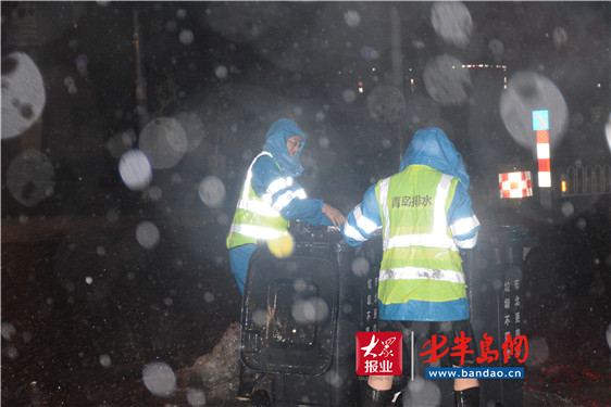 |风雨交加 青岛400余名防汛人员24小时值守抢险