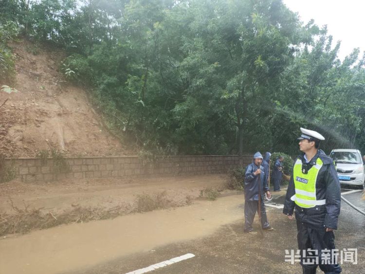 积石|青岛山东头路附近出现山体滑坡 目前积石已基本清理完毕