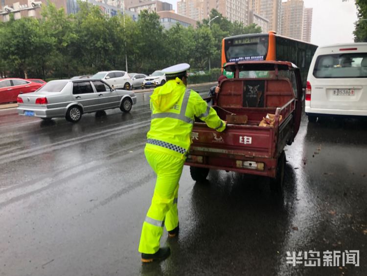 积石|青岛山东头路附近出现山体滑坡 目前积石已基本清理完毕