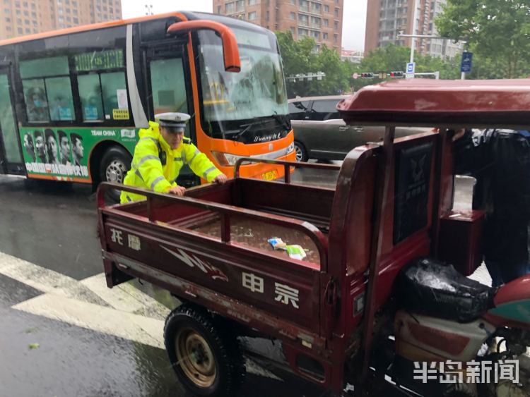 积石|青岛山东头路附近出现山体滑坡 目前积石已基本清理完毕