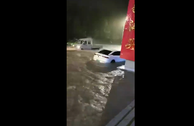 多图|青岛暴暴暴暴雨有多暴！网友：大半夜的我家小区大门被冲跑了……