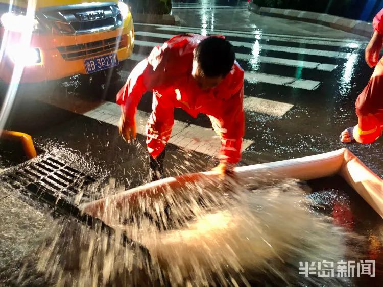 多图|青岛暴暴暴暴雨有多暴！网友：大半夜的我家小区大门被冲跑了……