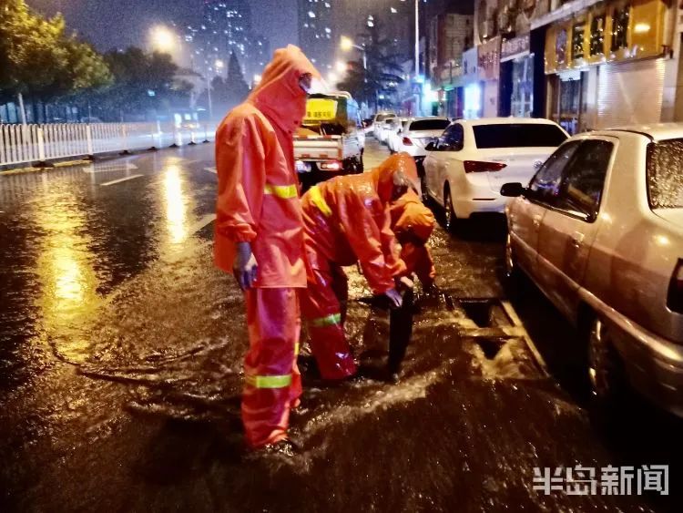 多图|青岛暴暴暴暴雨有多暴！网友：大半夜的我家小区大门被冲跑了……