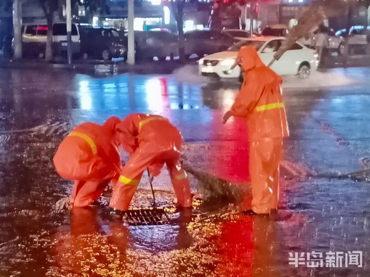 多图|青岛暴暴暴暴雨有多暴！网友：大半夜的我家小区大门被冲跑了……