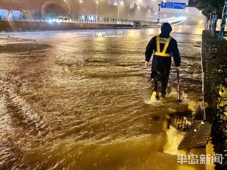 多图|青岛暴暴暴暴雨有多暴！网友：大半夜的我家小区大门被冲跑了……