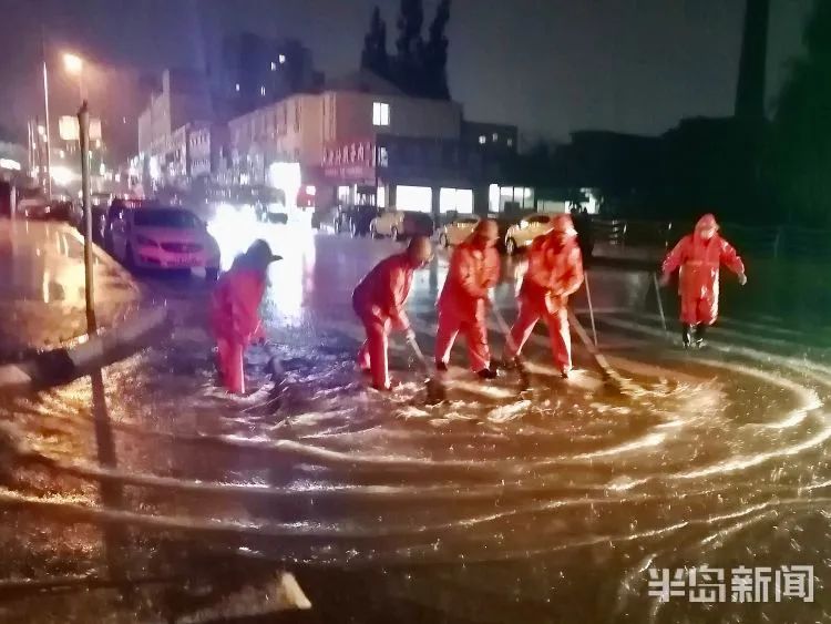 多图|青岛暴暴暴暴雨有多暴！网友：大半夜的我家小区大门被冲跑了……