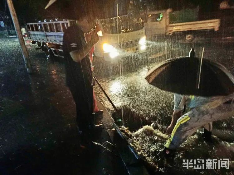 多图|青岛暴暴暴暴雨有多暴！网友：大半夜的我家小区大门被冲跑了……