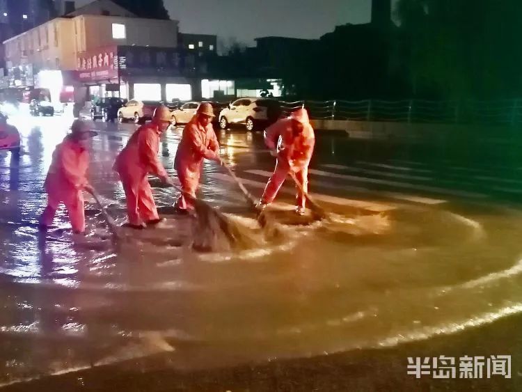 多图|青岛暴暴暴暴雨有多暴！网友：大半夜的我家小区大门被冲跑了……