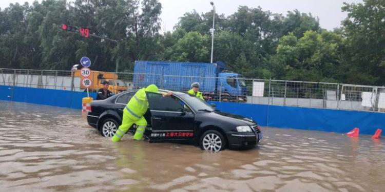 城阳|城阳交警全力保畅通 救助被困车辆和市民