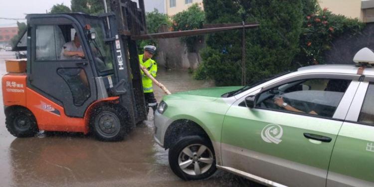 城阳|城阳交警全力保畅通 救助被困车辆和市民