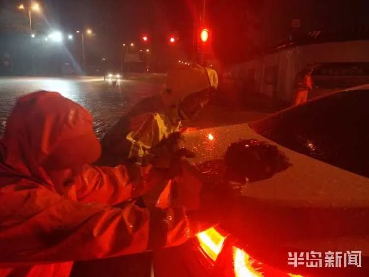 多图|青岛暴暴暴暴雨有多暴！网友：大半夜的我家小区大门被冲跑了……