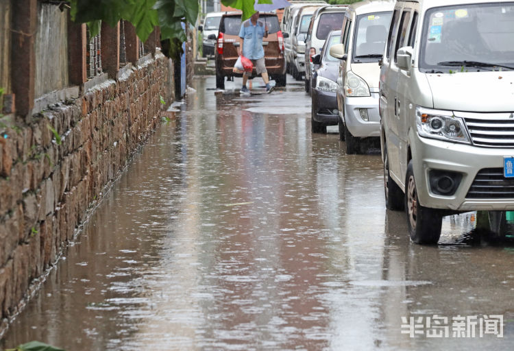 青岛持续降雨道路积水市民外出注意防范