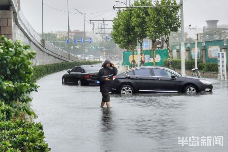 40|李沧区胜利桥积水40公分 公交突击队员紧急抢险