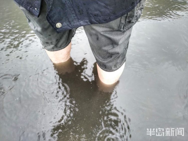 40|李沧区胜利桥积水40公分 公交突击队员紧急抢险