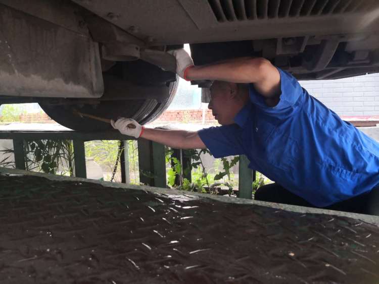 场站|青岛公交场站深夜积水 防汛突击队员紧急抢险