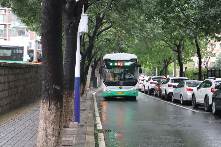 场站|青岛公交场站深夜积水 防汛突击队员紧急抢险
