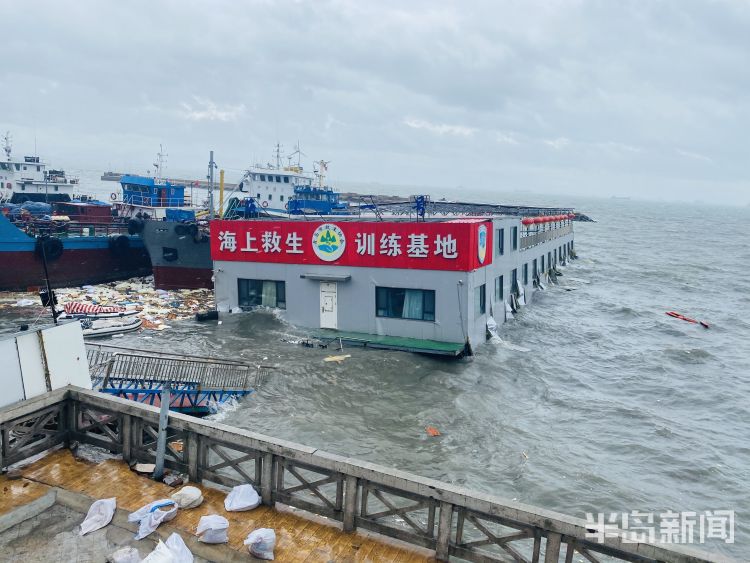 趸船|青岛一夜暴雨 蓝石海景附近一趸船码头“沉了”