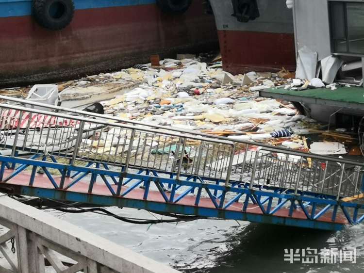趸船|青岛一夜暴雨 蓝石海景附近一趸船码头“沉了”