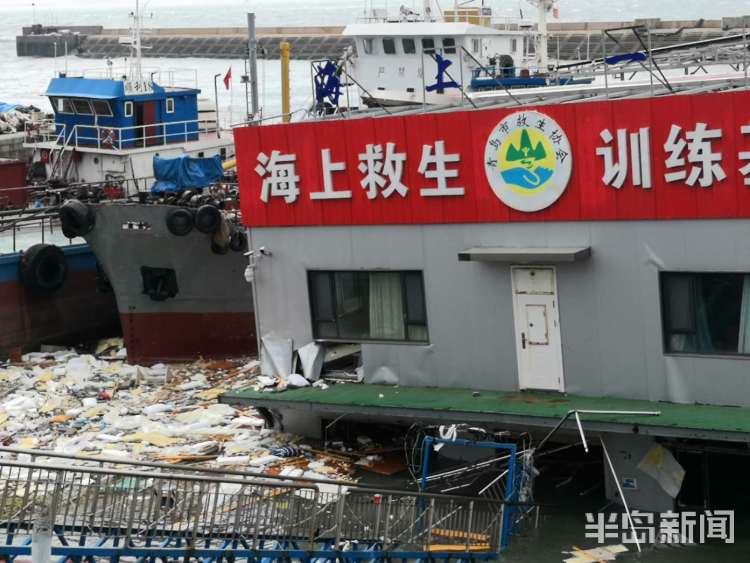 趸船|青岛一夜暴雨 蓝石海景附近一趸船码头“沉了”
