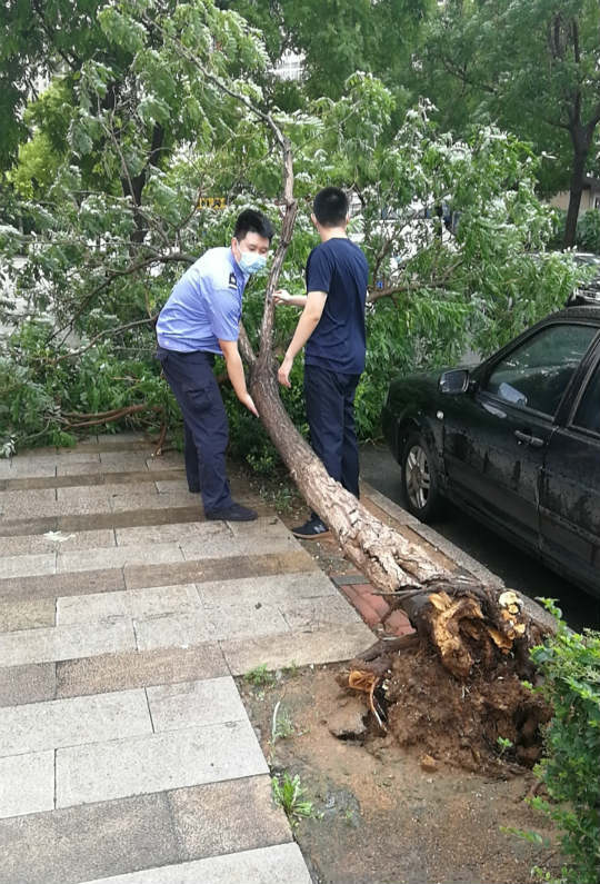 300|李沧公安300余警力24小时防汛巡逻 确保汛期安全