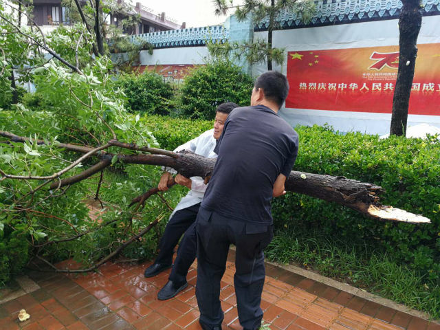 300|李沧公安300余警力24小时防汛巡逻 确保汛期安全