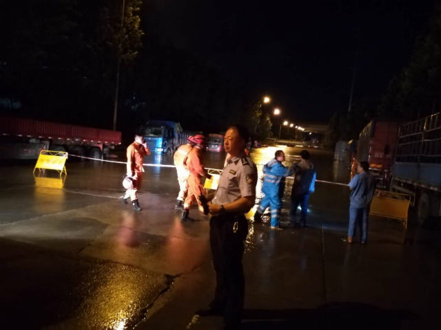 300|李沧公安300余警力24小时防汛巡逻 确保汛期安全