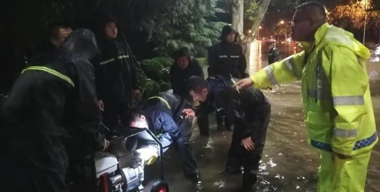 汛情|青岛李沧区有一群“逆行者”默默坚守防汛第一线
