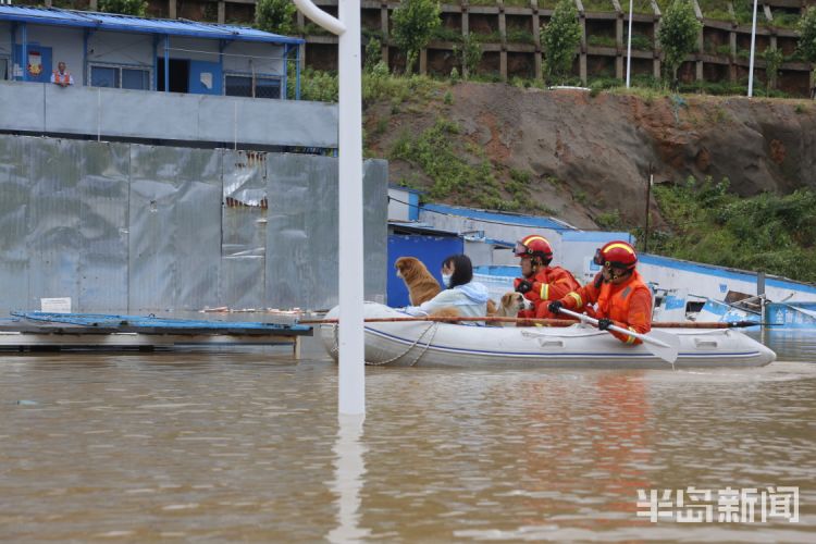 五小时|青岛松岭路一建筑工地因暴雨被淹50余人被困 消防员乘船历时五小时成功救援