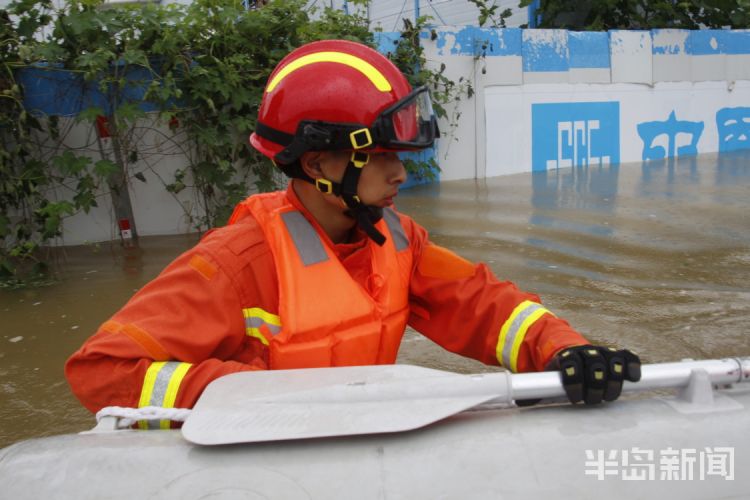 五小时|青岛松岭路一建筑工地因暴雨被淹50余人被困 消防员乘船历时五小时成功救援