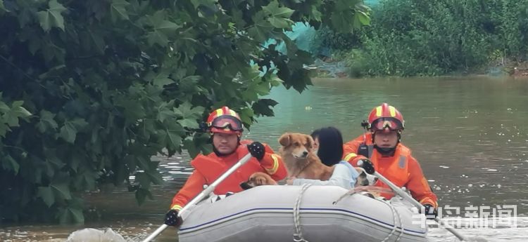 五小时|青岛松岭路一建筑工地因暴雨被淹50余人被困 消防员乘船历时五小时成功救援